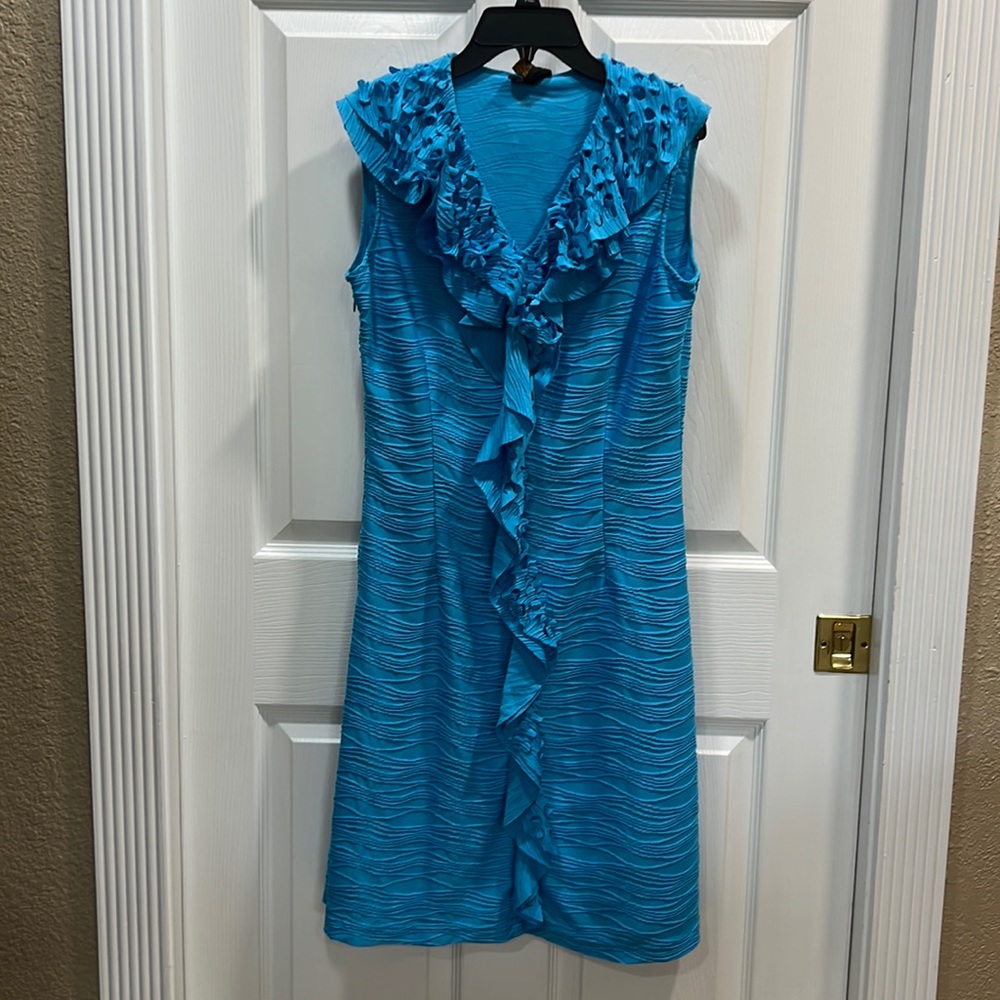 Sleeveless V-neck dress with hidden side zipper
